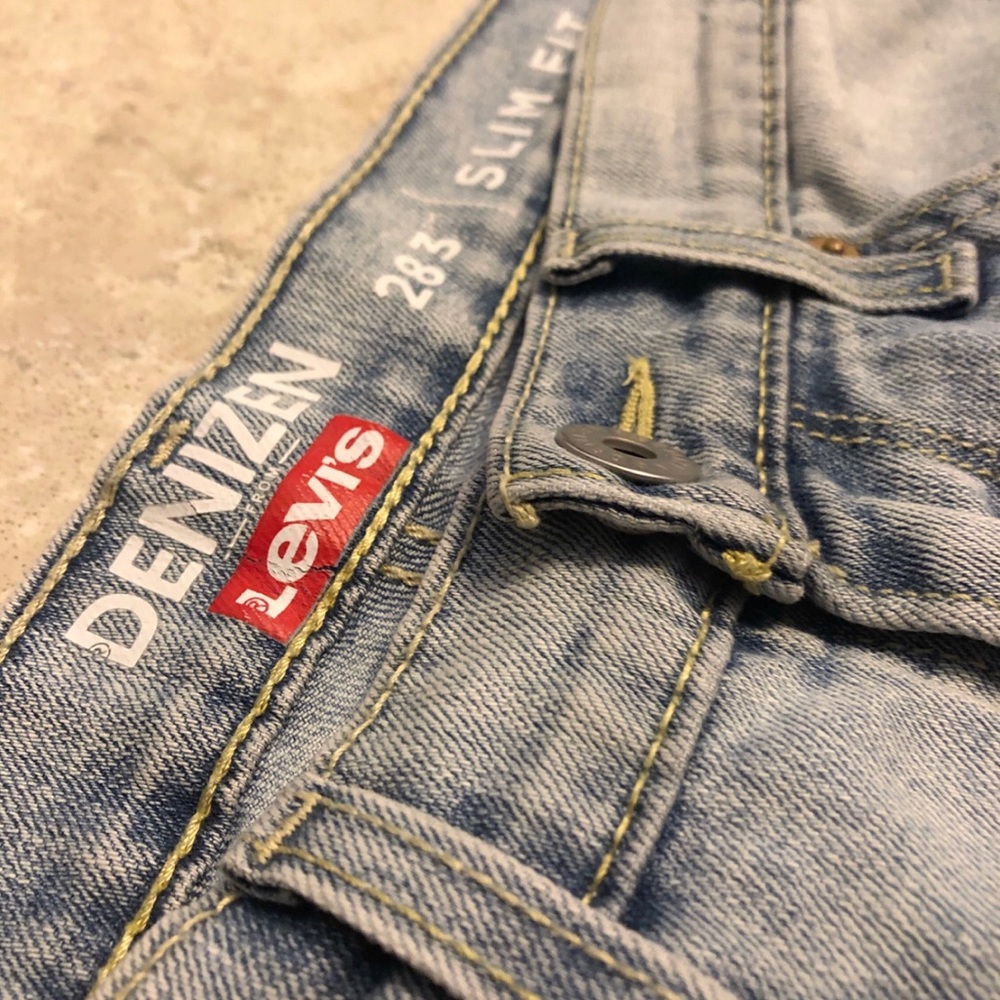 ⬇️ LEVI’S - Light Blue/Grey Light Washed Jeans